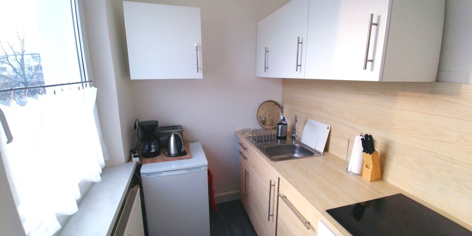 Kompakte Küche der Ferienwohnung in Leuben