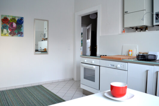 Küche mit Esstisch und Küchentechnik der Ferienwohnung in Laubegast