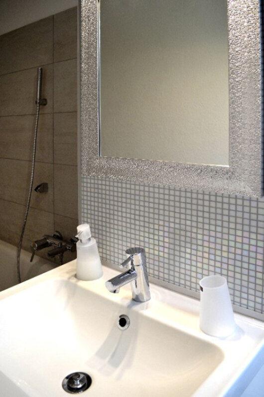 Modernes Badezimmer mit Mosaikfliesen und Dusche