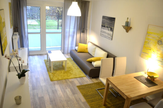 Helles Wohn- und Esszimmer in Laubegast mit Blick auf die Terrasse