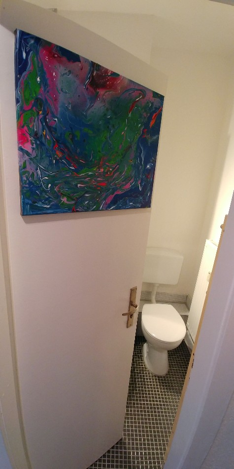 Badezimmer mit abstraktem Gemälde an der Wand